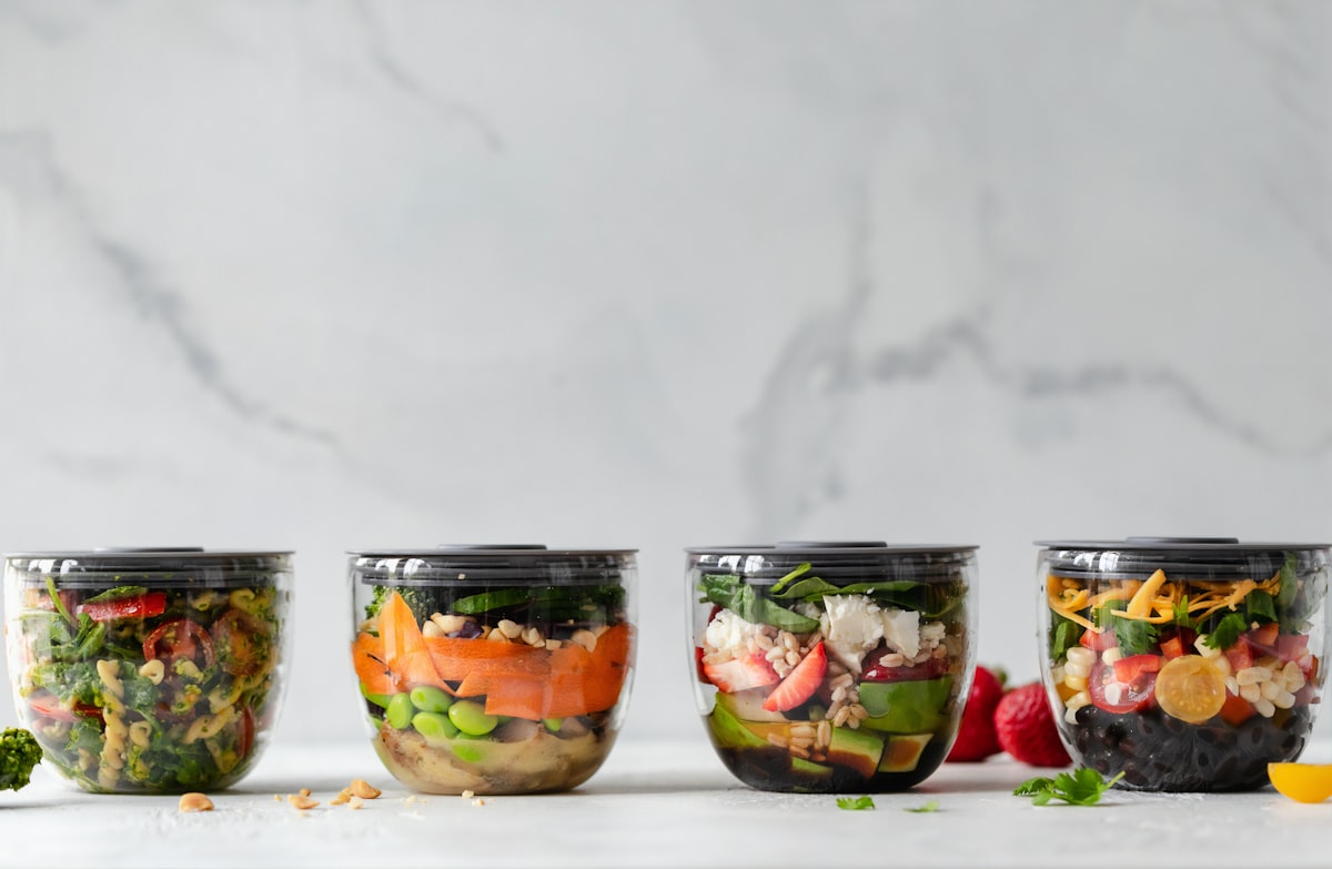 Yogurt Yunani dengan granola dan buah beri